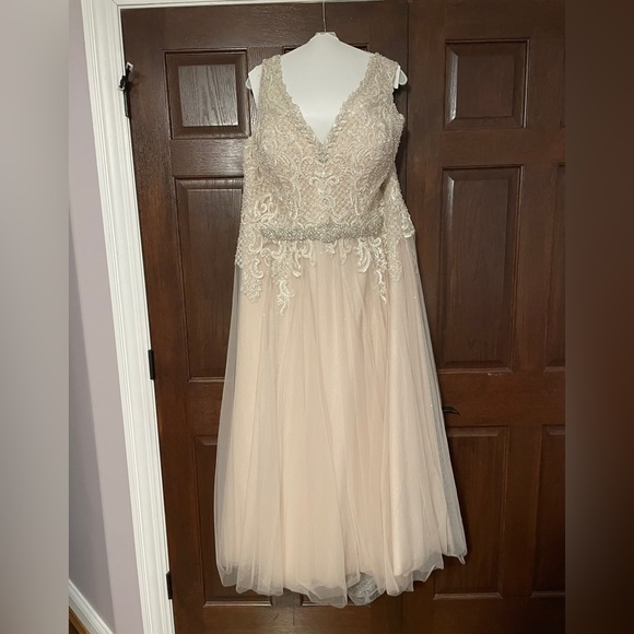 Brides by Young Wedding dress - Picture 1 of 9
